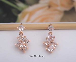Boucles d'oreilles clous modernes, élégantes et tendance en acier inoxydable plaqué or avec pierres de zircon carrées (AD) - Product Image 2