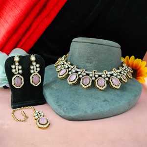 Conjunto de collar de circón y moissanita victoriana con estilo Maang Tikka con un sari tradicional, Lehenga y vestido de fusión Regal Appeal - Product Image 4