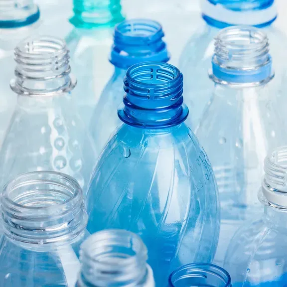 Botellas de agua de plástico PC (POLICARBONATO) Balas de color azul claro o chatarra molida/residuos para reciclaje.