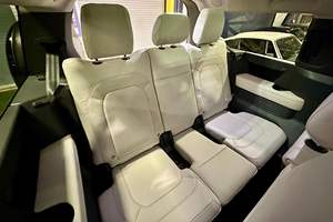 PRÊT À EXPÉDIER - VÉHICULE D'OCCASION CONDUITE À GAUCHE |   Conduite à droite |   DEFENDER 130 SE TURBO 6 CYLINDRES AWD 3ÈMES RANGÉES DE SIÈGES 2023 - Product Image 4