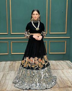 Broderie lourde en verre sur chemisier et nouvelle robe Lehenga embellissant les perles de verre en cristal, travail Dabka pour la fête - Product Image 1