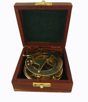 Boussole solaire en laiton antique avec couvercle gravé, boîte en bois plaquée or, modèle nautique intemporel pour collectionneurs et explorateurs