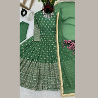 Presentación de traje Anarkali de color verde de seda pura de diseñador exclusivo fabricado por Royal Export en Surat Gujarat