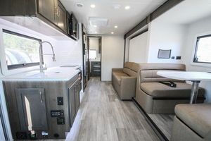 รถบ้านเคลื่อนที่ RV สำหรับตั้งแคมป์พื้นที่ใช้สอยขนาดใหญ่