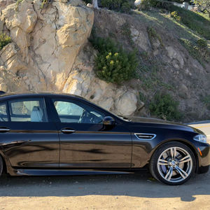 BMW M5 2014 Usado con Paquete de Competición - Product Image 1