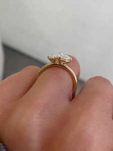 Bagues de fiançailles en diamant de laboratoire de luxe en or massif 18 carats de créateur exclusif Bagues à double diamant coupe poire au design unique pour elle OEM - Product Image 4