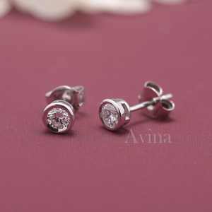 ต่างหูเพชรทรงกลมฝังแบบ Bezel Set ได้รับการรับรองจาก IGI ผลิตจากเพชรเลี้ยงในห้องปฏิบัติการ เงินแท้ S925 ดีไซน์มินิมอล - Product Image 2