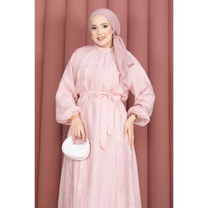 Robe Hijab Modeste Rose à Volants et Ceinture, Grande Taille, en Tissu Crêpe de Soie Imprimé, Plissée à la Taille, Coupe Naturelle en A - Product Image 2