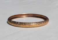 Bracelet en fil de laiton pour femme, design antique et tendance, finition polie, forme roulée, style menottes, pour soirée