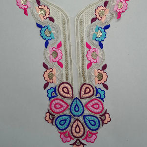 ผ้าปะคอปกแบบชนเผ่าที่ออกแบบโดยดีไซเนอร์มีการปักลายและสไตล์งานเย็บปักเลื่อมสำหรับเสื้อชุดส่าหรีบูติก - Product Image 1