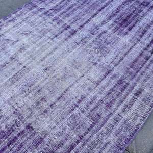 Alfombra Turca de 5.6x8.8 pies, Alfombra Vintage, Alfombra a Rayas Morada y Gris - Product Image 5