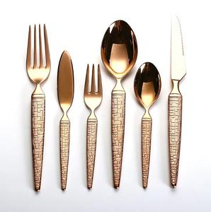 Couverts de mariage en acier inoxydable de qualité supérieure, plaqués or avec poignée design, ensemble cuillère et fourchette sûr et sain - Product Image 4