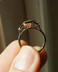 Anillo de Boda de Diamantes de Laboratorio de Tres Piedras para Mujer, 3.00 Ctw, Corte Esmeralda, Anillo de Compromiso con Diamantes Cultivados en Laboratorio, Engaste de Bisel, Joyería Nupcial - Product Image 3