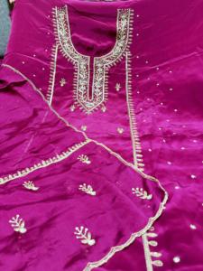 Costumes indiens de créateur modernes non cousus brodés à la main pour femmes pour les fêtes de style traditionnel - Product Image 2