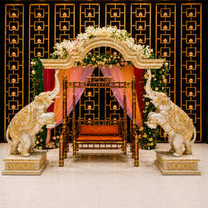 การตกแต่งเวทีงานแต่งงานอินเดียใต้สุดอลังการ พร้อมซุ้มโค้งรูปช้าง  ชิงช้าไม้แกะสลักด้วยมือสุดหรู พร้อมประตูรูปช้าง - Product Image 2