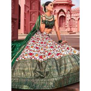 Magnifique Lehenga Choli en soie Dola avec dupatta, imprimé Patola vert, robe de soirée - Product Image 4