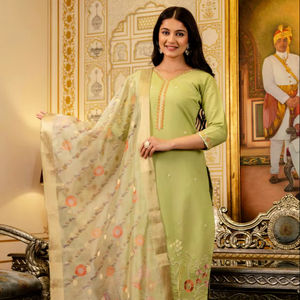 Ensemble Kurta en soie viscose pour femmes avec pantalon et dupatta pour l'occasion Diwali - Product Image 1