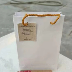 Sac cadeau en papier personnalisé en gros avec étiquette comprenant une toile de jute personnalisée et un cahier en tissu floral - Product Image 3