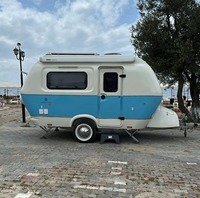 Remolque de caravana de aluminio verde y blanco con cama, estructura de cartucho para viajes al aire libre