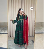 Robe longue élégante traditionnelle écoresponsable à manches larges, broderie violette, dupatta rose, taille naturelle, tenue culturelle pour
