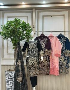 Ssumaira Collection 2026 Ensemble de robes d'hiver modernes 3 pièces Pantalon en coton brodé avec Salwar Kameez pour les fêtes - Product Image 4