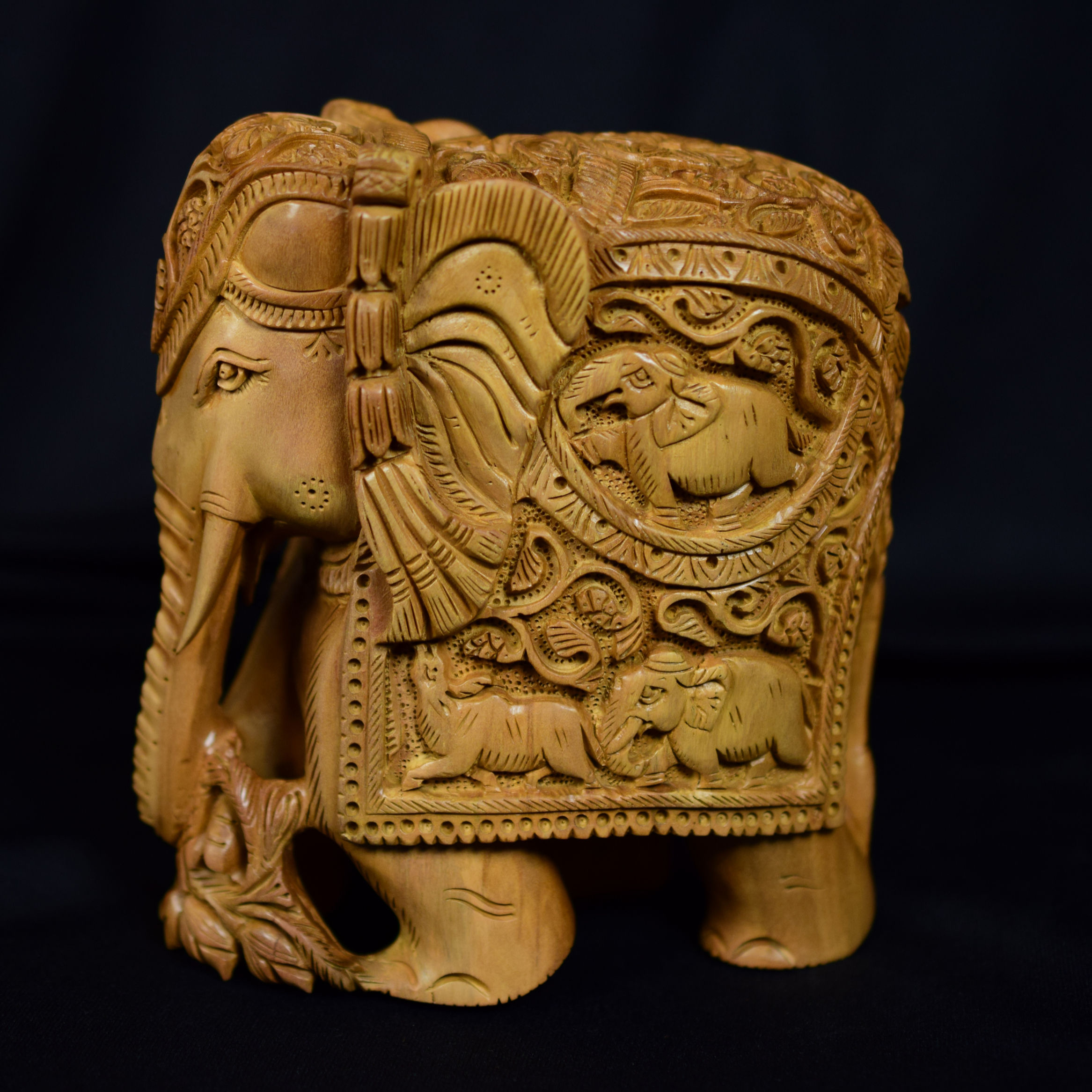 象の彫刻が施された木製テーブル