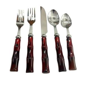 Couverts en acier inoxydable plaqué couleur argent avec manche en bois de qualité supérieure Ensemble de 5 fourchette cuillère couteau couverts allant au lave-vaisselle - Product Image 1