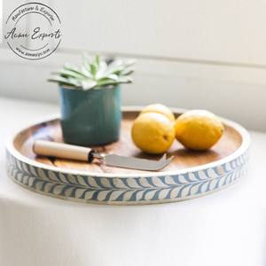 Bandeja de servicio redonda de madera de mango hecha a mano con patrón de hojas de esmalte Plato decorativo elegante para comedor y decoración del hogar - Product Image 1