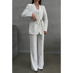 Completo da donna in due pezzi giacca e pantaloni con cintura a righe - Product Image 3