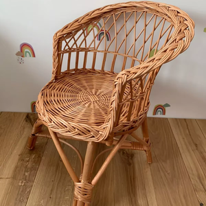 Chaise en rotin pour bébés, armoires de rangement et paniers en naturel, créant un espace chaleureux et sûr. - Product Image 2