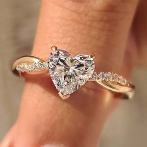 Anillo de Diamantes en Forma de Corazón con Engaste Trenzado - Product Image 1