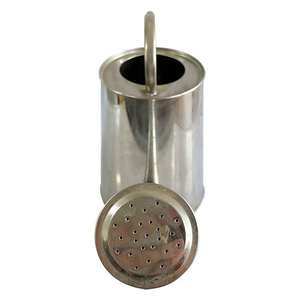 Regadera de metal espaciosa construida para un riego de alta capacidad que garantiza la comodidad, el equilibrio y el mantenimiento eficiente de las plantas. - Product Image 4