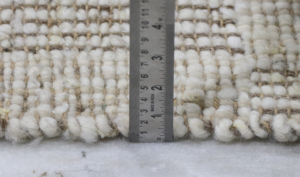 Tapis de voyage moderne géométrique blanc beige motif pompon texturé épais réversible jute coton tissé à la main motif treillis - Product Image 3