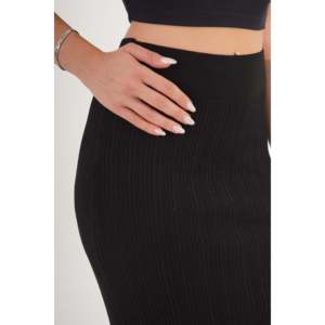 Jupe moulante noire en tricot tendance avec fente latérale pour la vente en gros - Product Image 1
