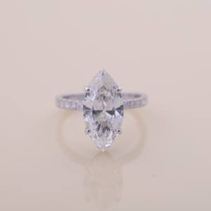 Anillo de compromiso y boda con diamante cultivado en laboratorio con corte marquesa certificado por IGI, halo oculto y banda pavé en oro blanco/rosa/amarillo de 14K - Product Image 1