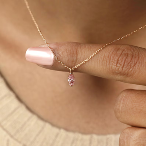 Pendentif solitaire en diamant de laboratoire de forme marquise rose vif fantaisie de 1 carat, clarté VS, or jaune 14 carats plaqué rhodium, certifié IGI - Product Image 4