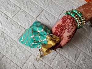 Conjunto de Bolso Potli y Pulseras Indias para Bodas, Recuerdos para Mujeres, Sangeet, Haldi, Mehndi, Ganey, Ganaas, Año Nuevo, Diwali - Product Image 4
