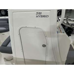 เรือ NauticStar 251 Hybrid ปี 2024 สภาพใหม่ วัสดุพลาสติก พร้อมถังเก็บปลาสดด้านหลังขนาด 16 แกลลอน และความจุสูงสุด 2750 ปอนด์ - Product Image 2
