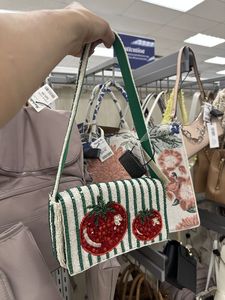 Sac à bandoulière brodé d'inspiration marocaine - Product Image 2