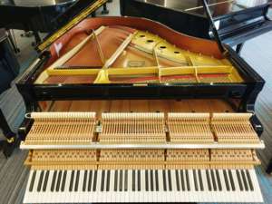 Piano de cola Yamahas G1E, 88 teclas, madera maciza, escenario clásico, estudio, concierto, tono rico, diseño elegante, segunda mano - Product Image 6