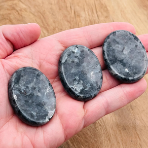Pierres de méditation ovales en larvikite naturelle faites à la main pour la relaxation et la guérison énergétique (REIKI) - Vente en gros - Product Image 3