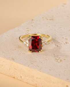 Nouvelle arrivée, bague en argent sterling 925 massif plaqué or 18 carats, grenat rouge taille émeraude, sertie à griffes, pour femmes, bijoux fins faits à la main - Product Image 2