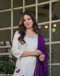 Ensemble de costume ethnique trois pièces pour femme avec bas brodé en rayonne de viscose Kurti et soie Chinon Dupatta - Product Image 5