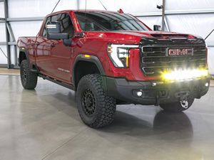 GMC Sierra 2500 HD AT4X 2024 de bajo consumo, sin reserva, Duramax Turbodiesel V8, 4WD, Rojo Volcánico, Altamente Equipado - Product Image 4