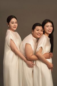 ชุดเดรสผ้าไหมออร์แกนซ่าสำหรับผู้หญิง สไตล์มินิมอลเรียบหรู สีแดง ไหล่ไม่สมมาตร ผ้าโปร่ง ทรงหลวมตรง - Product Image 4