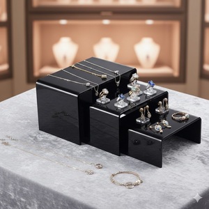 Expositor de Acrílico y Madera Contrachapada Personalizado 2026, Moderno, con Logotipo Grabado, Estante de Esquina para Joyería en Centros Comerciales - Product Image 2