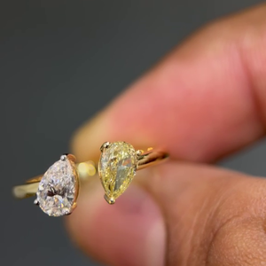 Anillo Abierto de Oro Amarillo de 18K con 0.60 Ct. de Diamantes Blancos y Amarillos Cultivados en Laboratorio con Corte Pera - Product Image 2
