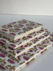 สมุดบันทึกพกพาทำมือ ปกผ้าฝ้ายพิมพ์ลายบล็อก หรูหรา เป็นมิตรกับสิ่งแวดล้อม ทำจากกระดาษรีไซเคิล  งานฝีมือ  พร้อมอุปกรณ์เครื่องเขียน - Product Image 3