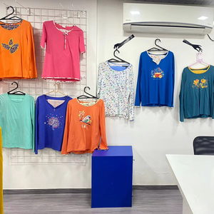 Conjunto de pijamas de algodón para mujer, parte superior inferior estampada completa, estilo de manga personalizado, tela de estilo informal de verano fabricada en la India - Product Image 1