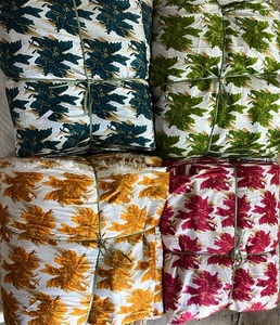 Tela con patrón floral vibrante para hombres y mujeres Material suave y duradero perfecto para ropa de moda boutique y sastrería moderna - Product Image 4